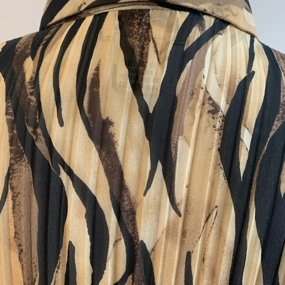 CDW Sheer pleated print blouse - Picture 8 of 9